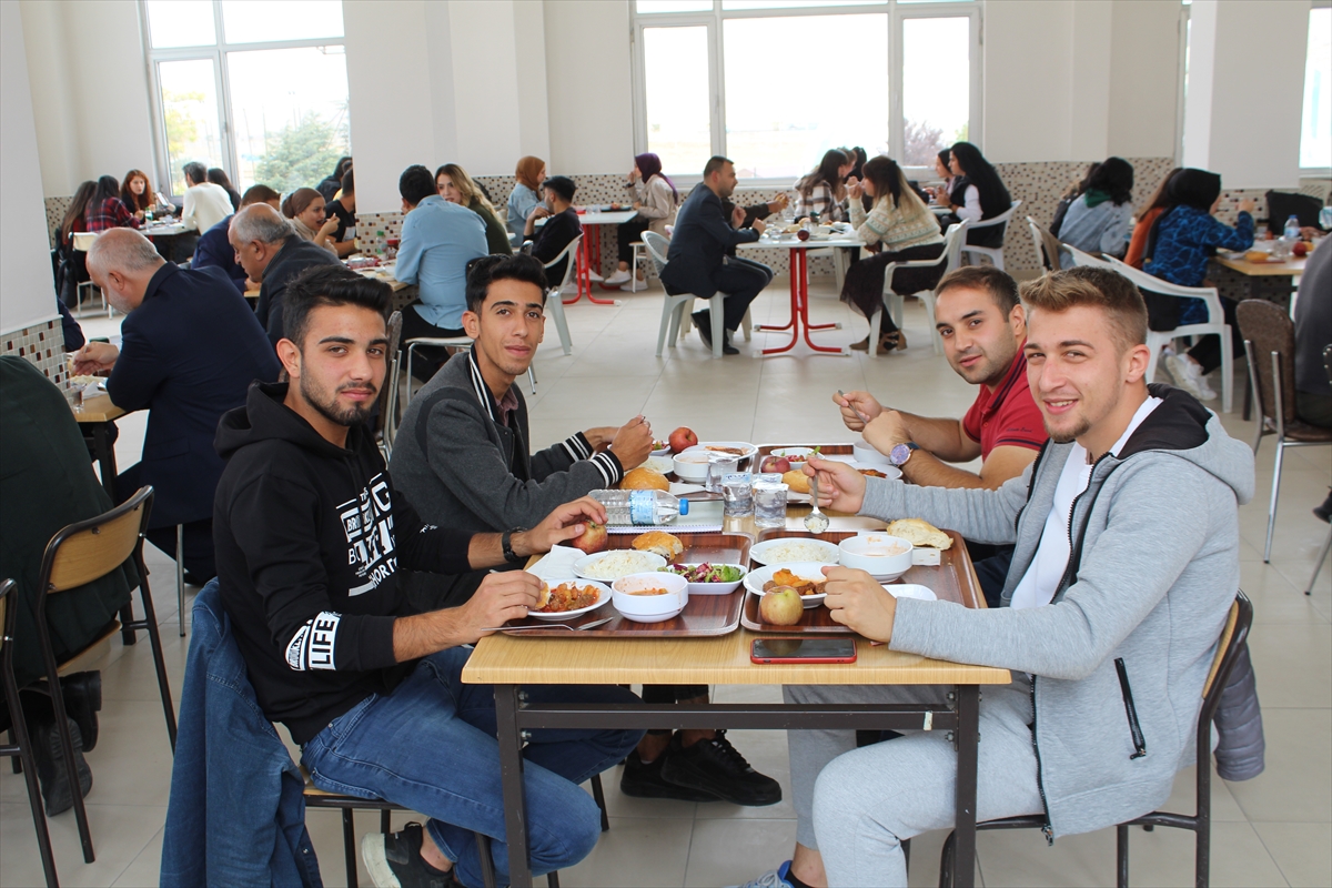 konyanin-bu-ilcesinde-universite-ogrencilerine-ucretsiz-yemek-veriliyor-003.jpg