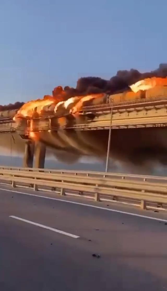 ukrayna-ordusu-rusyanin-yikilirsa-kiyamet-olur-dedigi-kirim-koprusunu-bombaladi.jpg