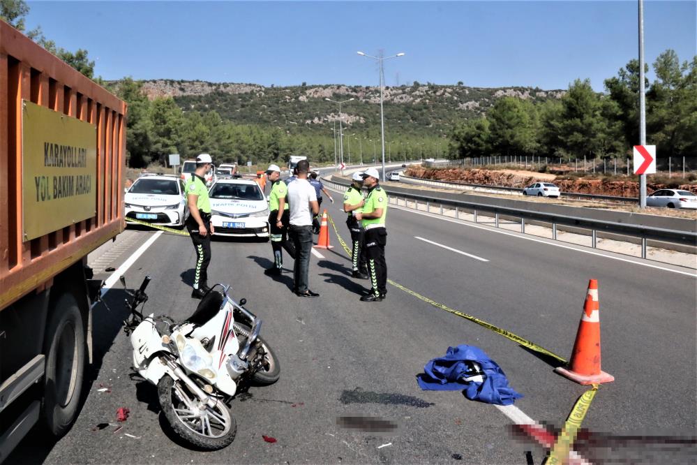 antalyada-kamyona-carpan-motosikletli-genc-kadin-hayatini-kaybetti.jpg