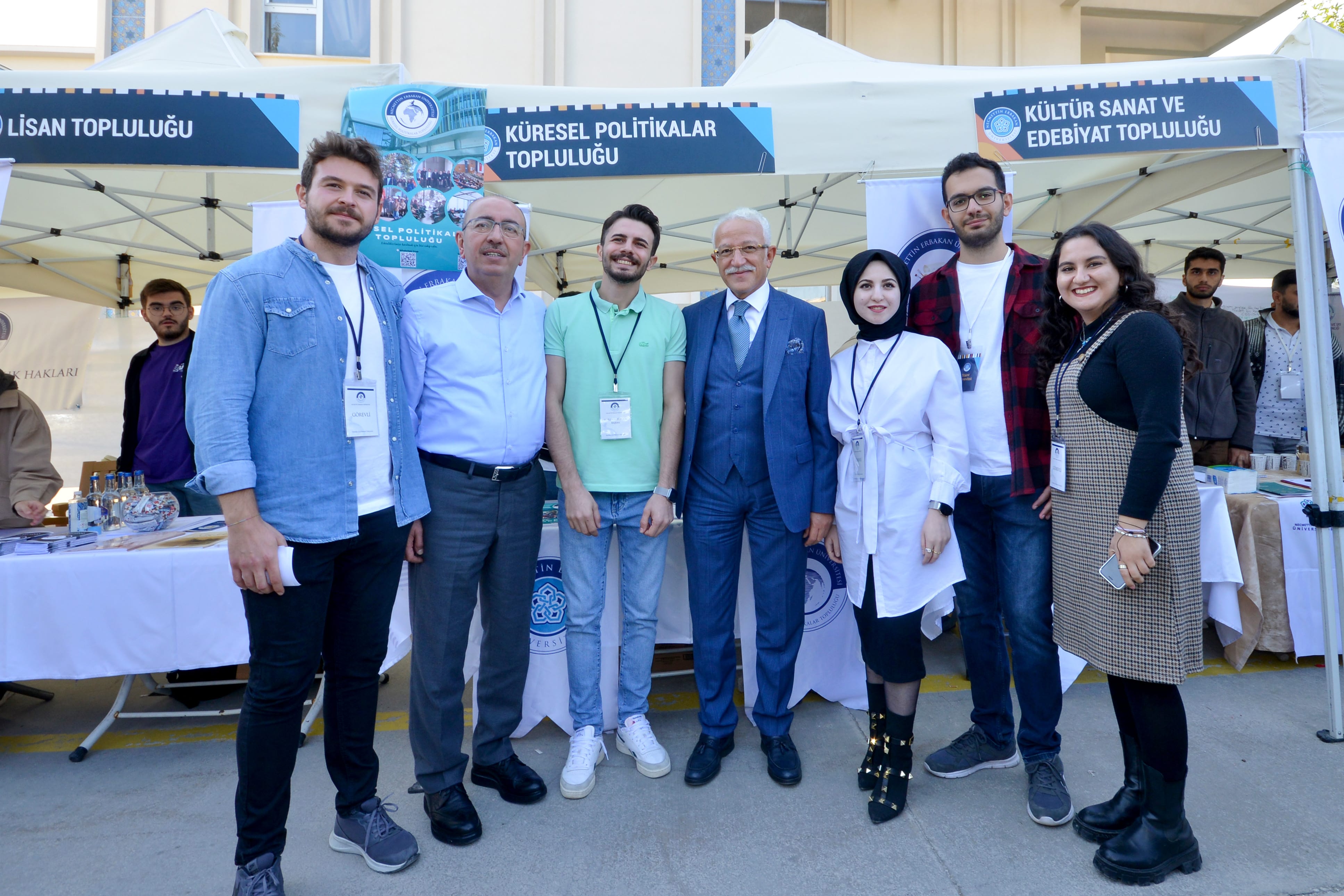 baskan-kavus-universite-ogrencileriyle-bulustu-001.jpg