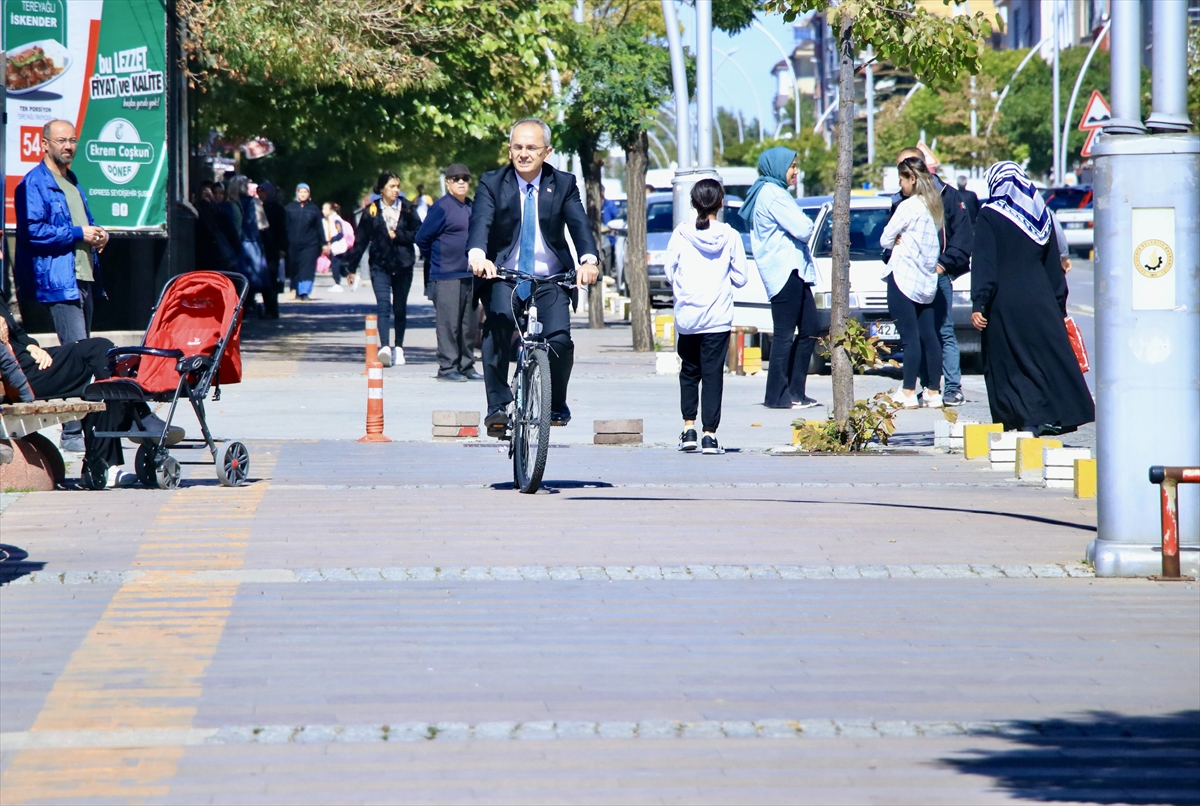konya-seydisehir-ilce-kaymakami-deniz-piskinin-makam-araci-yerine-bisiklet-kullandigi-haberi-003.jpg