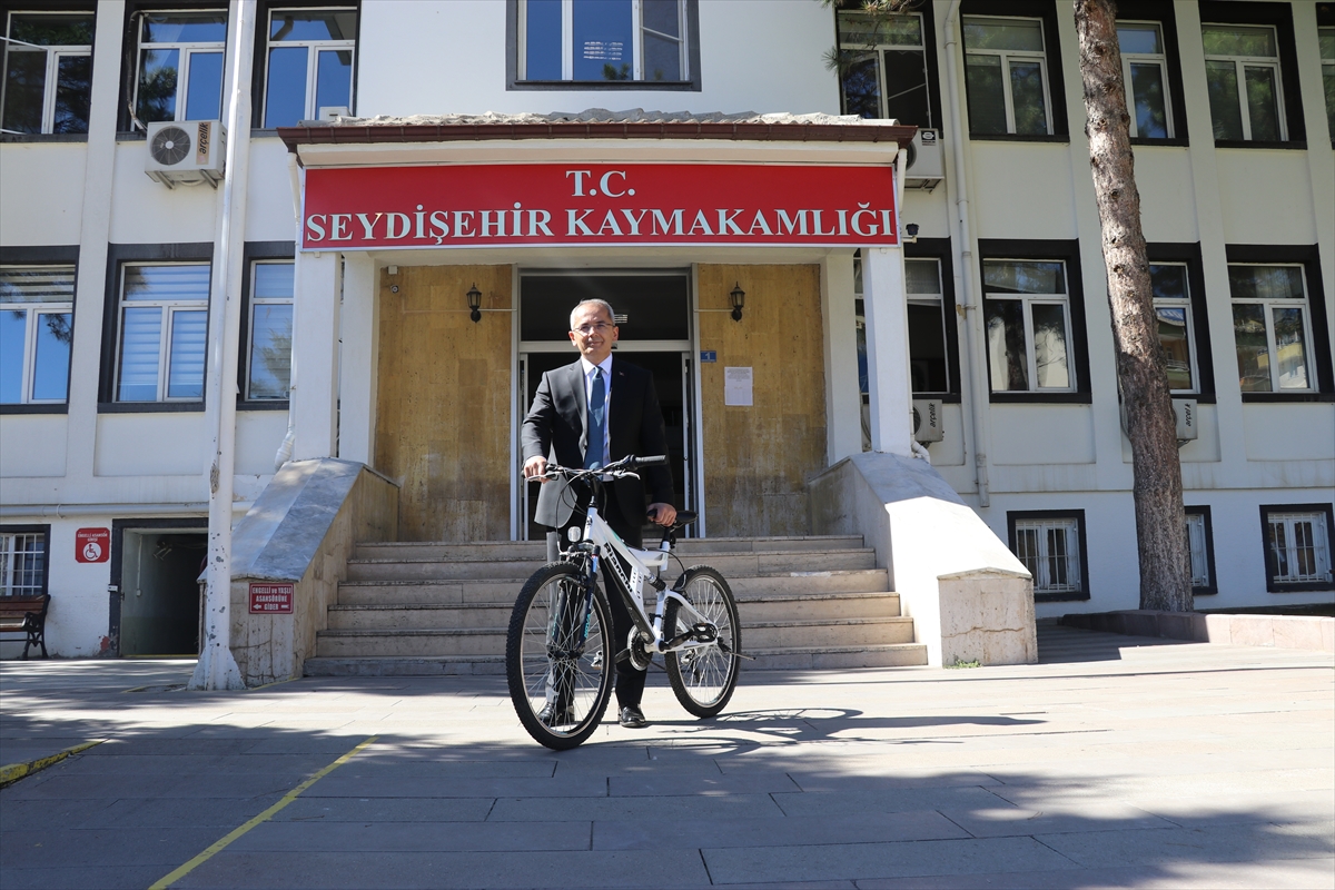 konya-seydisehir-ilce-kaymakami-deniz-piskinin-makam-araci-yerine-bisiklet-kullandigi-haberi-005.jpg