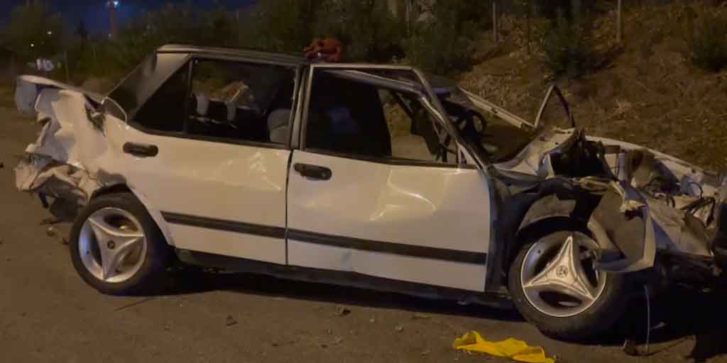 konya-plakali-otomobil-feci-kazada-paramparca-oldu.jpg
