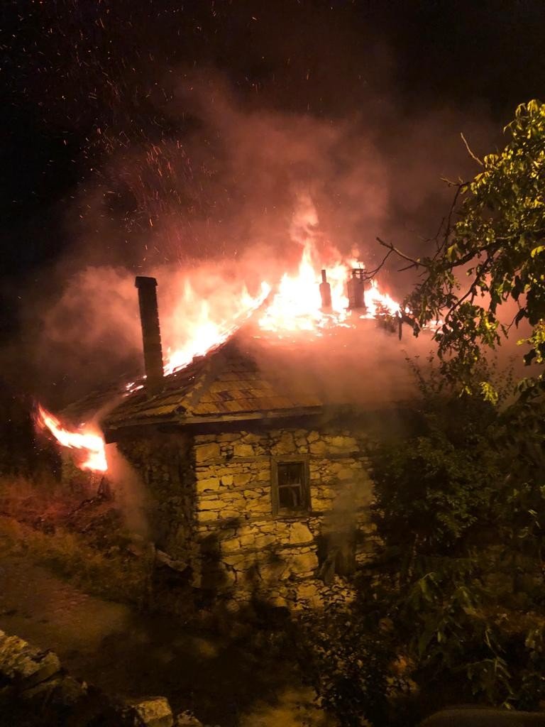 Konya’da metruk bina alevler içinde kaldı