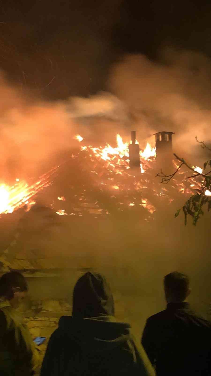 Konya’da metruk bina alevler içinde kaldı