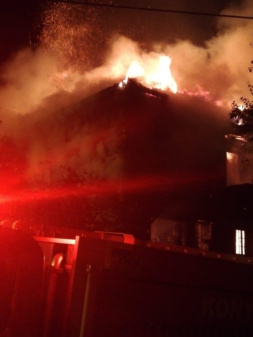 Konya’da metruk bina alevler içinde kaldı