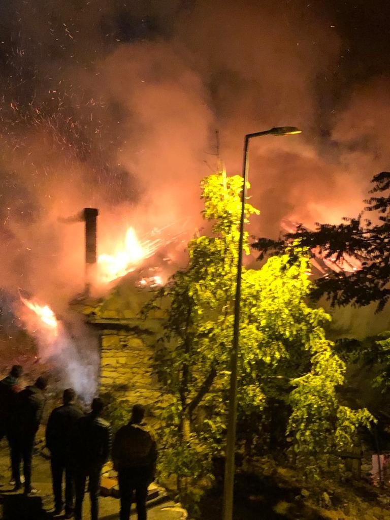 Konya’da metruk bina alevler içinde kaldı