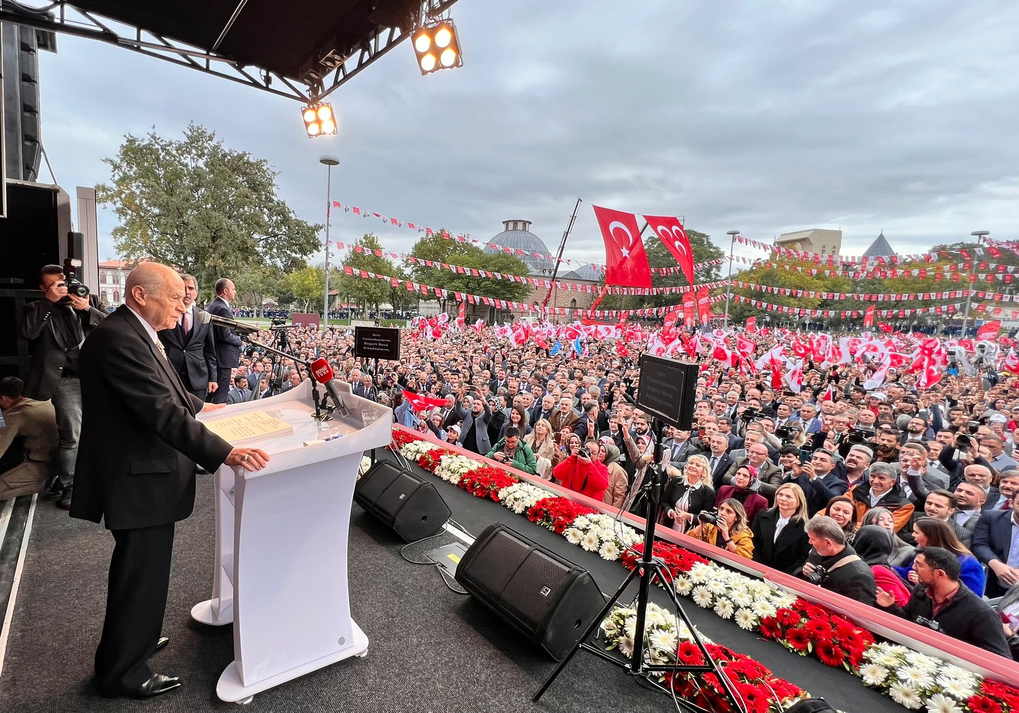 mhp-lideri-bahceli-konyada-kilicdaroglu-new-yorkta-sokaga-dustu-003.jpeg