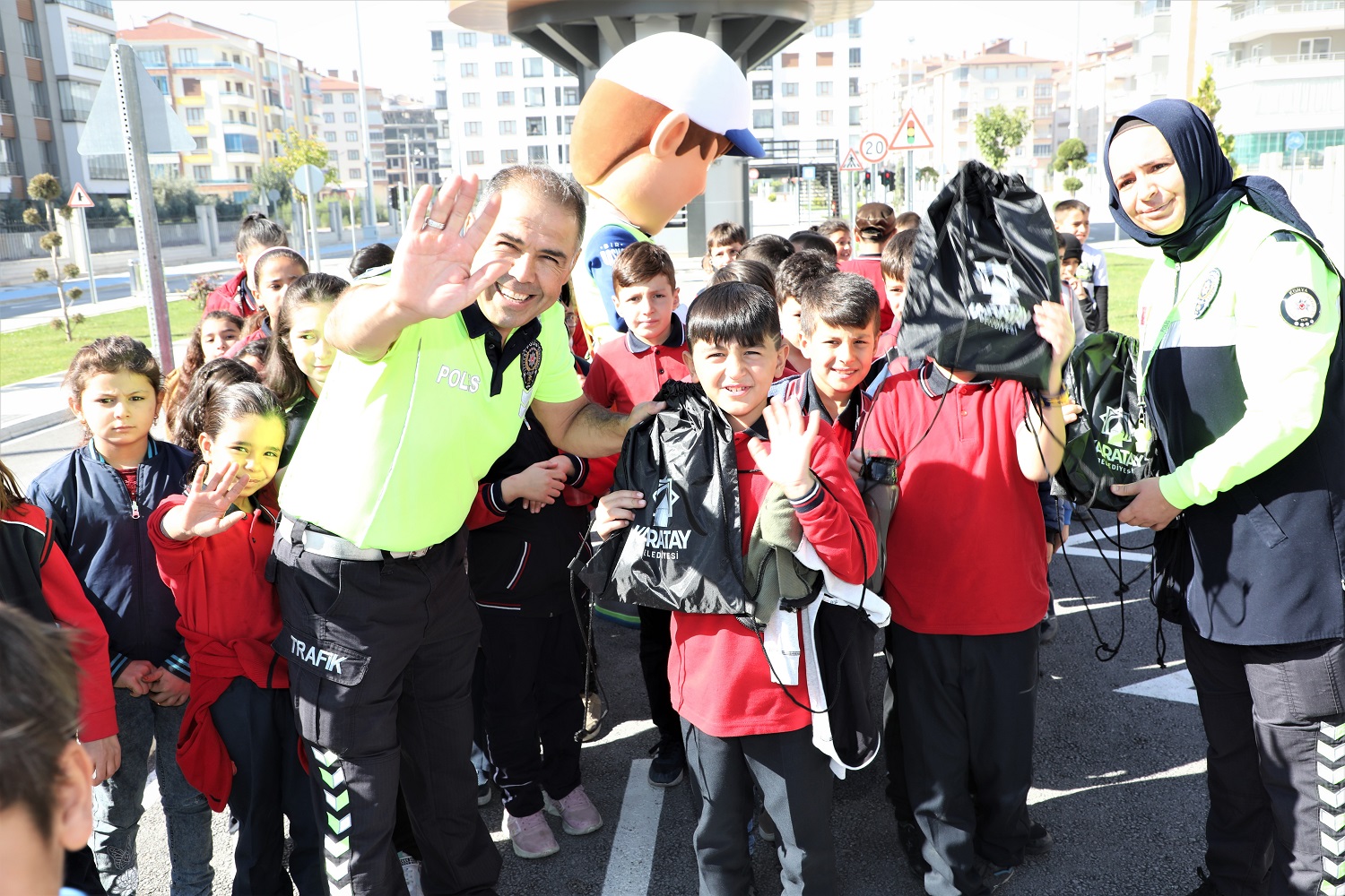 karatayli-cocuklar-trafik-kurallarini-uygulamali-olarak-ogreniyor-004.jpg