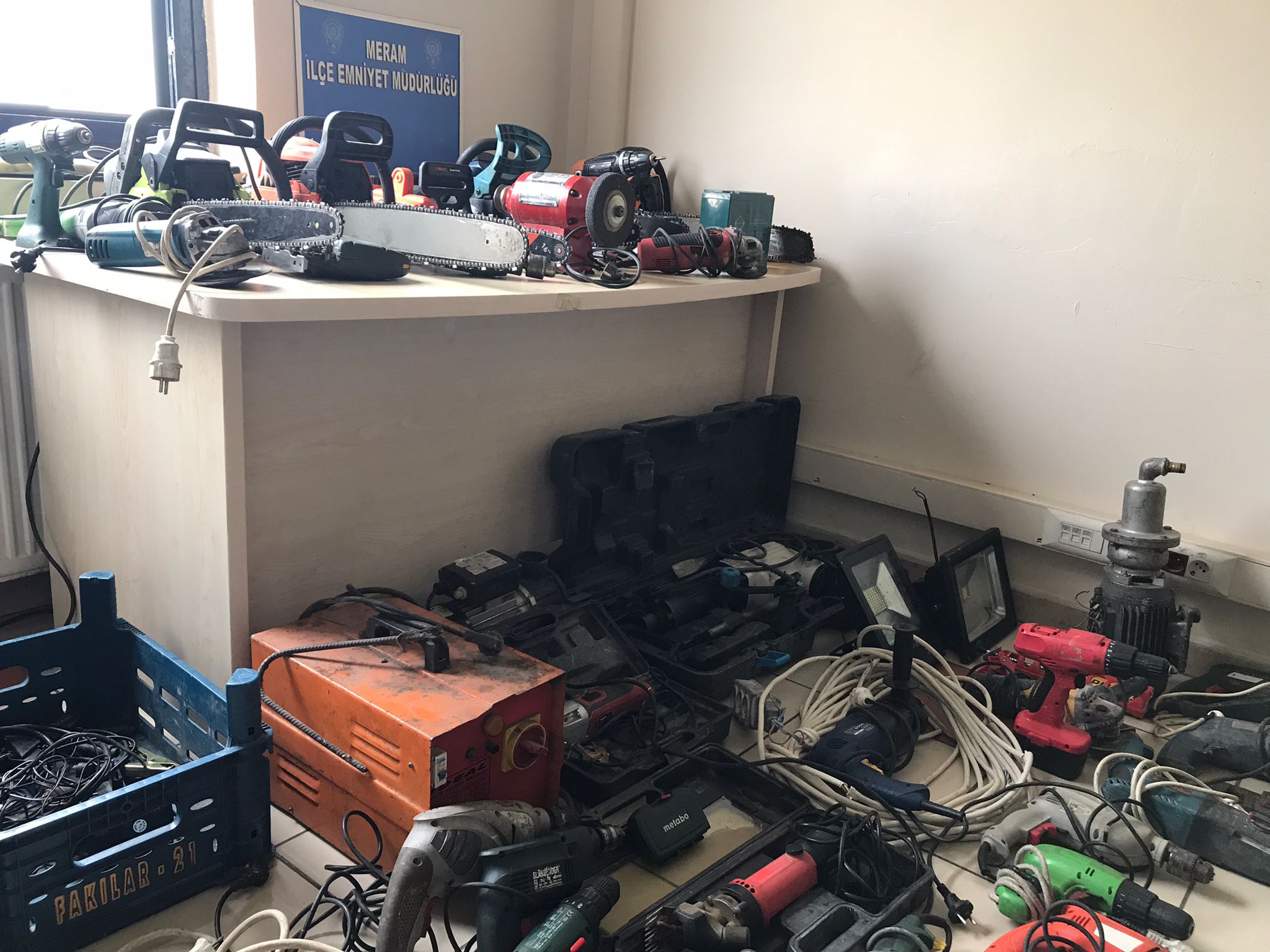 konya-polisi-baskin-yaptigi-depoda-ele-gecirdi-sahipleri-araniyor-002.jpeg