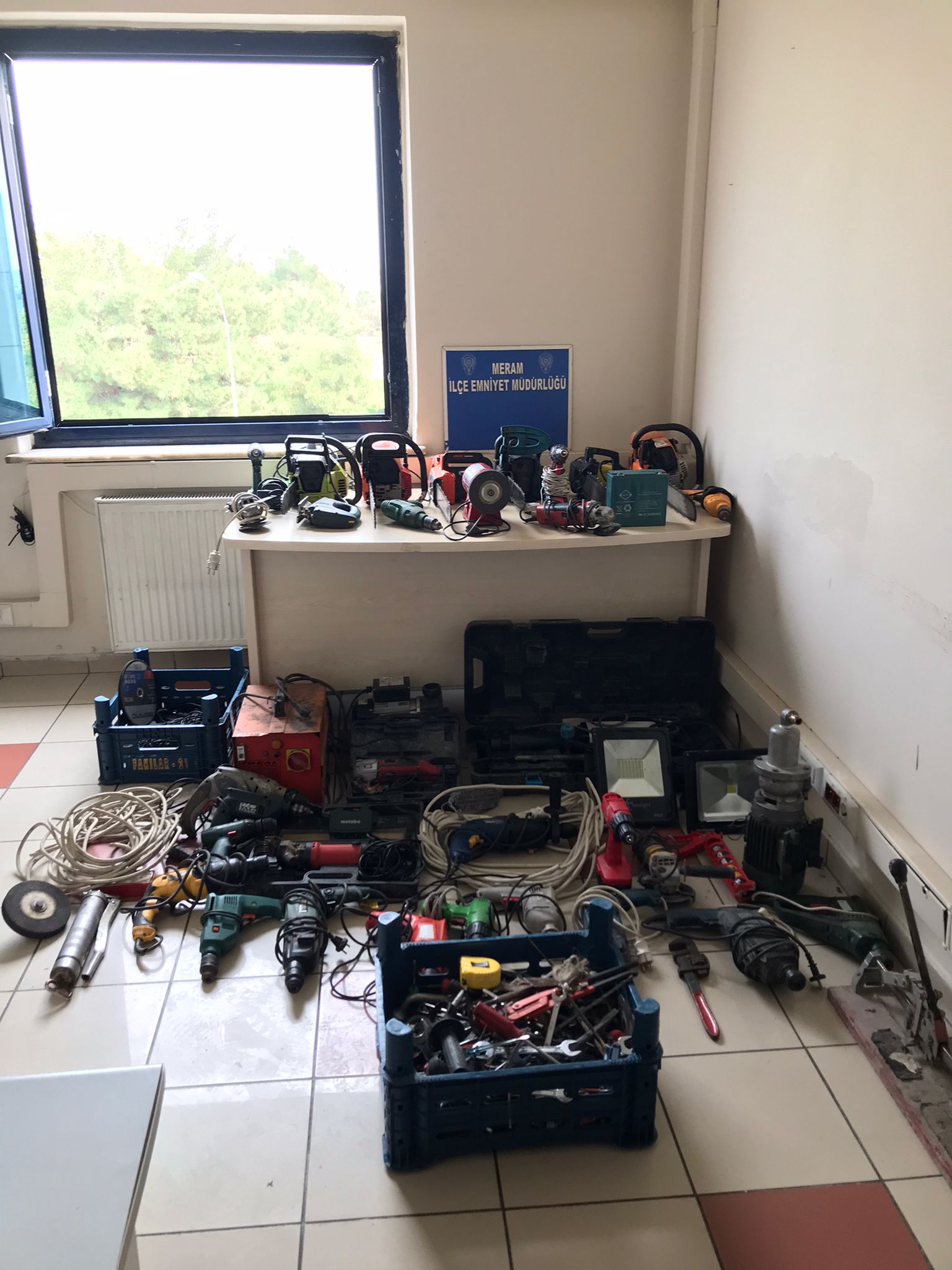 konya-polisi-baskin-yaptigi-depoda-ele-gecirdi-sahipleri-araniyor-003.jpeg