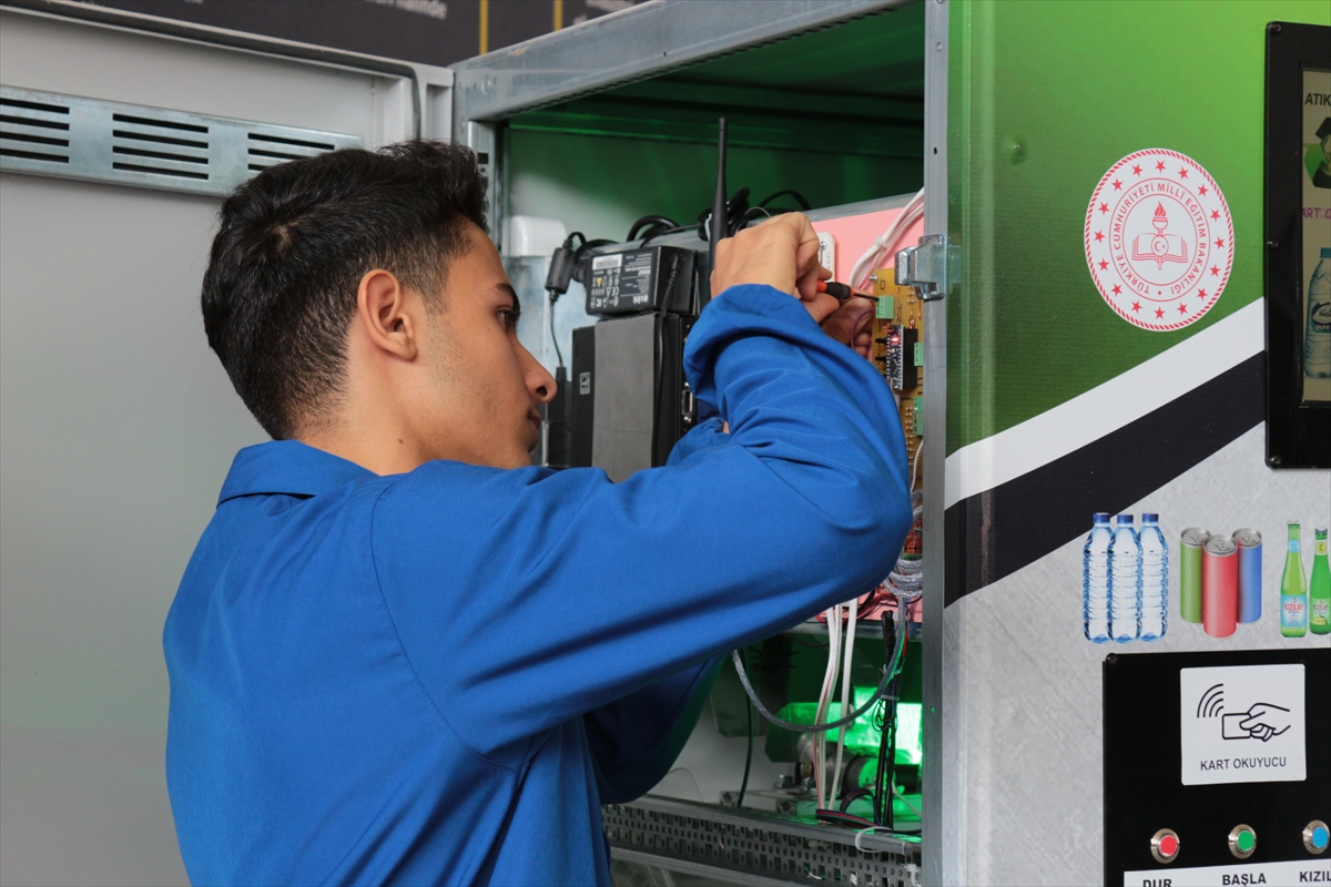 konyada-meslek-liseliler-uretti-karta-para-da-yukluyor-007.jpg