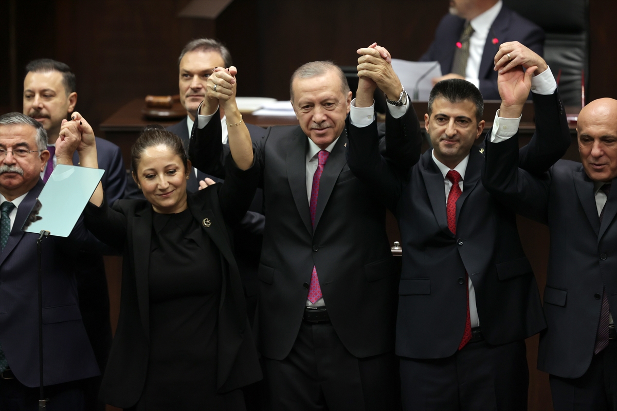 mehmet-ali-celebi-ak-partiye-katildi-rozetini-erdogan-takti-002.jpg
