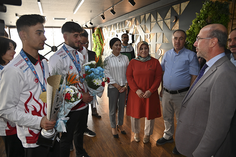 baskan-pekyatirmaci-milli-sporcu-ve-aileleri-ile-bulustu.jpg