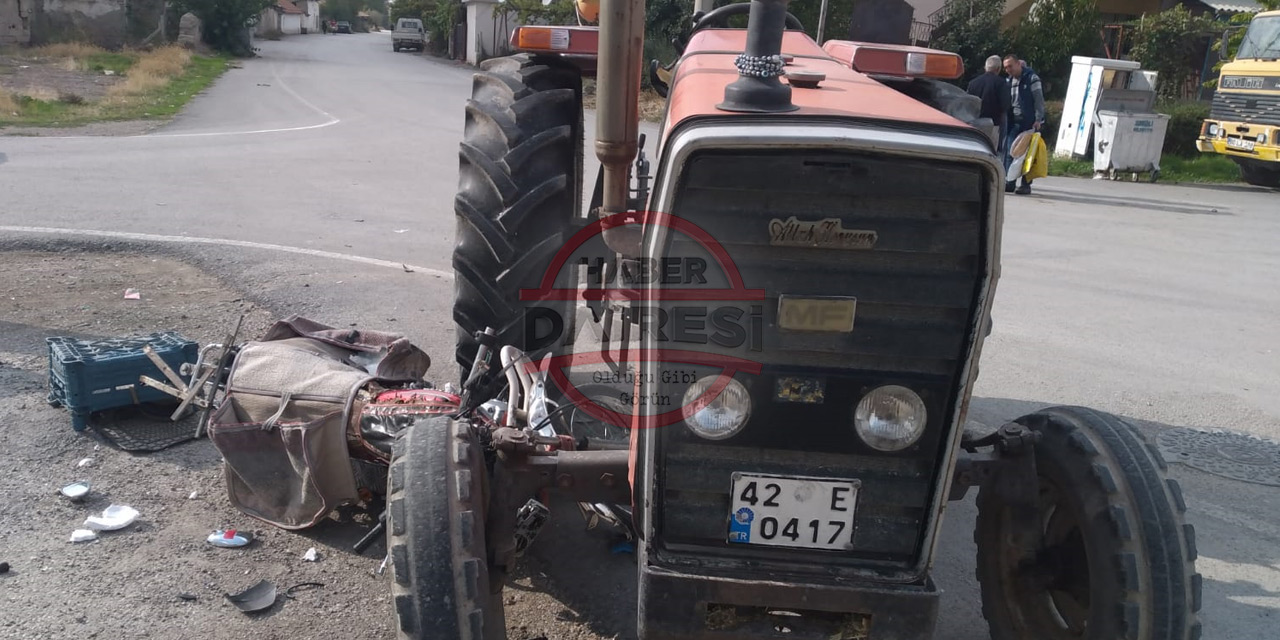 konyada-traktorle-carpisan-motosiklet-surucusu-agir-yaralandi-001.jpg