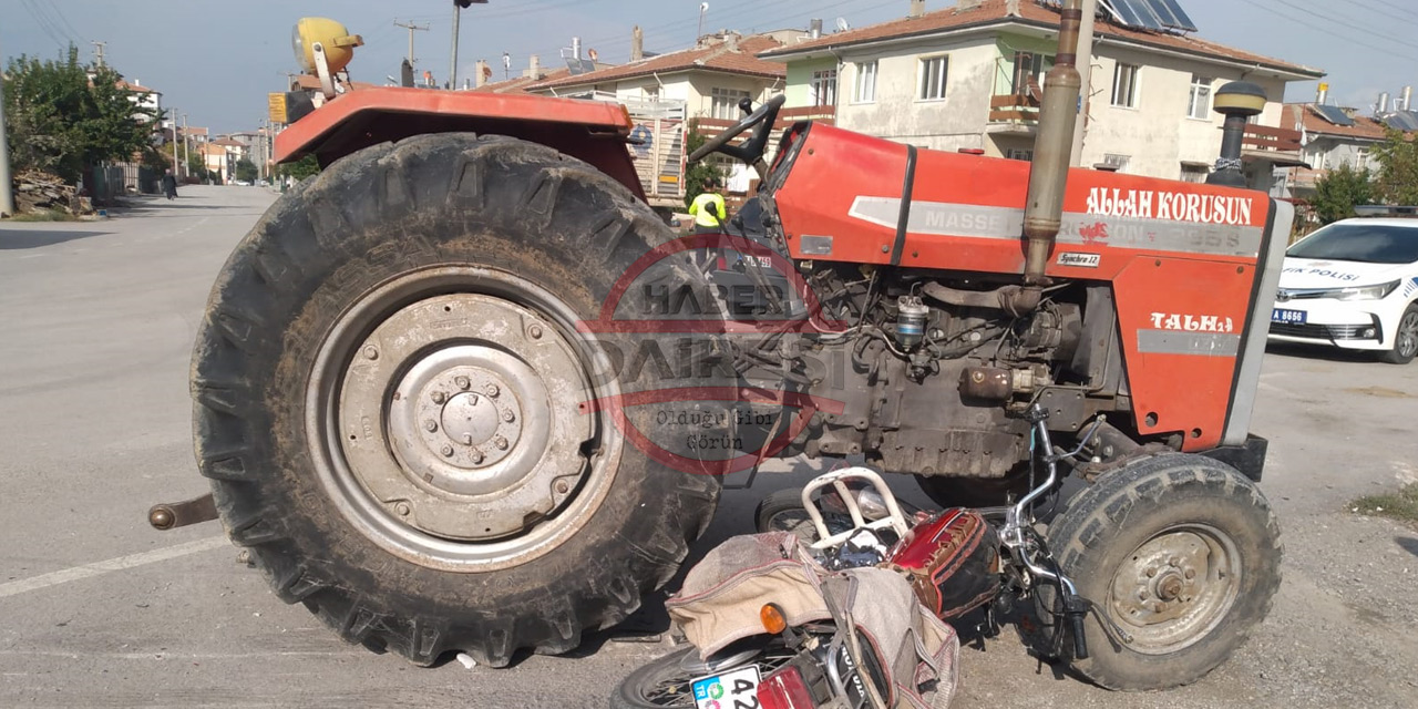 konyada-traktorle-carpisan-motosiklet-surucusu-agir-yaralandi-002.jpg