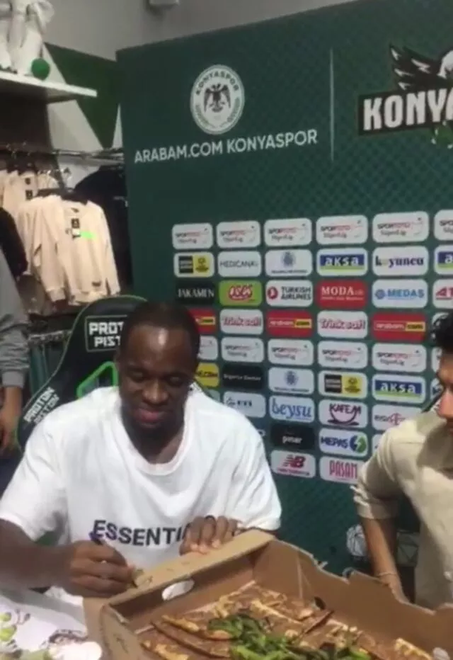 taraftar-istedi-konyasporlu-uche-etliekmege-imzasini-atti-001.webp