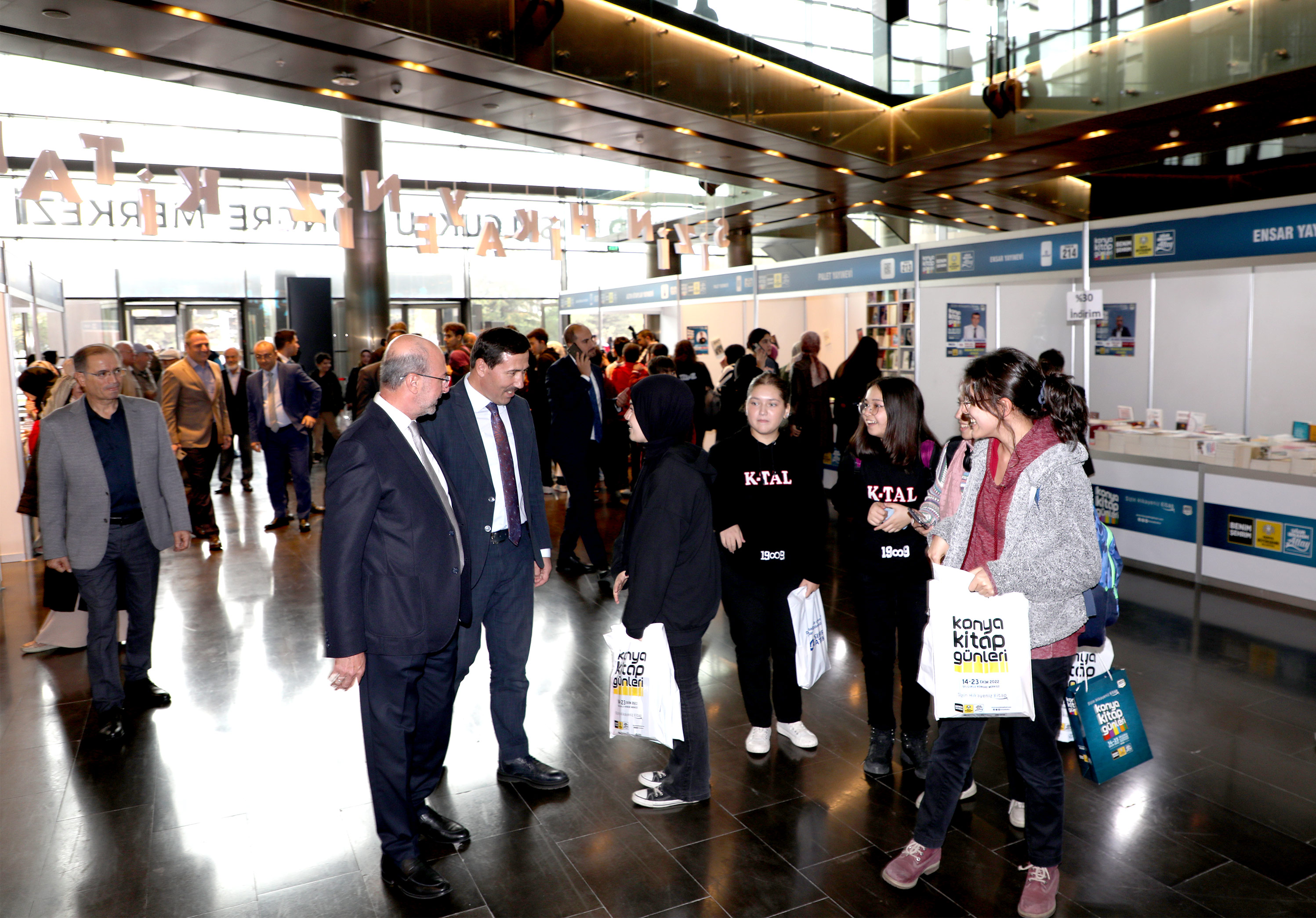 baskanlar-konya-kitap-gunlerinde-ogrencilerle-ozcekim-yapti.jpg