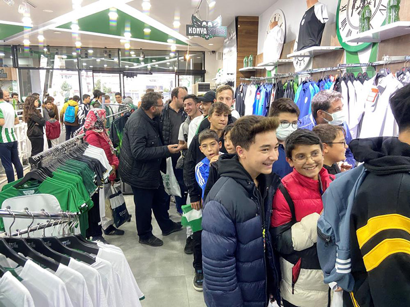 konyaspor-taraftari-akin-etti-uche-ve-soner-imzalari-atti-001.jpg