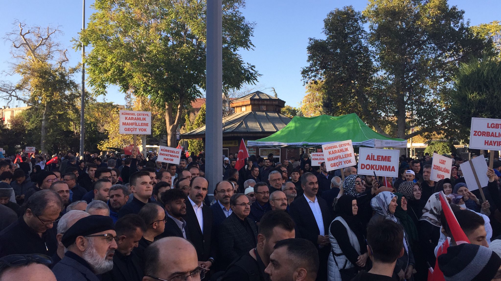 konyada-lgbtye-karsi-buyuk-aile-yuruyusu-yapildi.jpeg