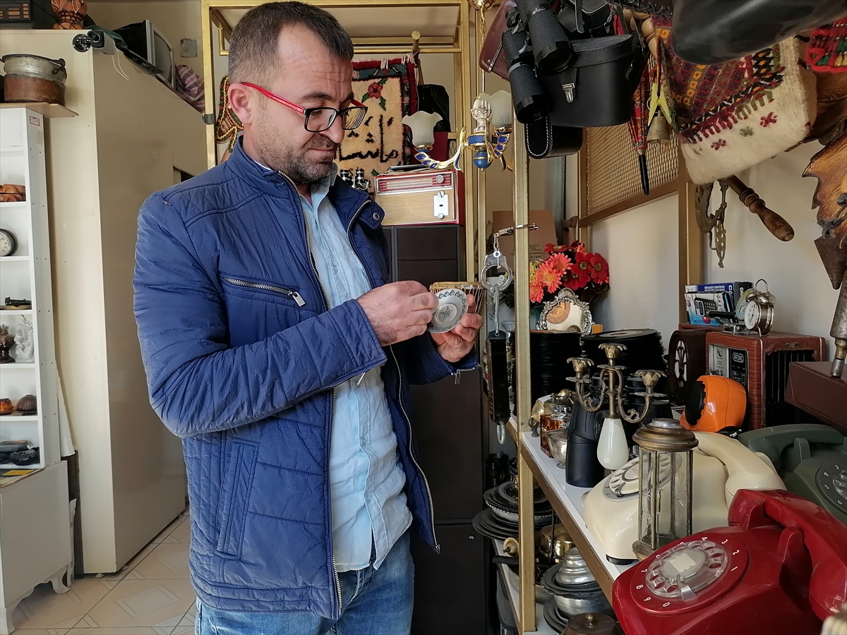yer-konya-8-yildir-internetten-aldigi-antikalar-evi-doldurunca-dukkan-acti-001.jpg