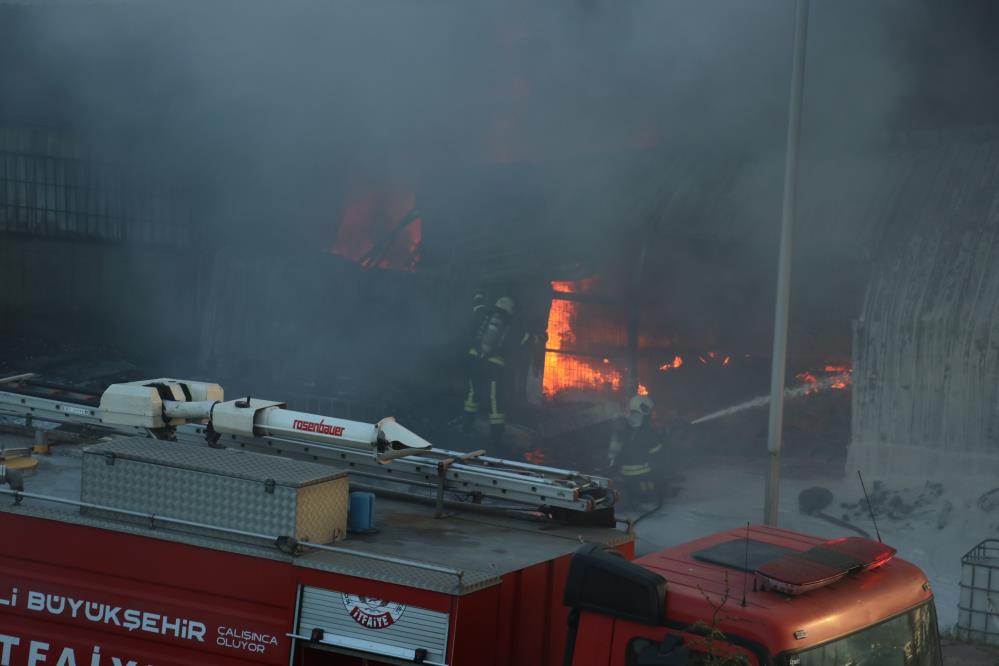 son-dakika-tupras-rafinerisi-yanindaki-petrol-firmasinda-yangin-cikti-004.jpg