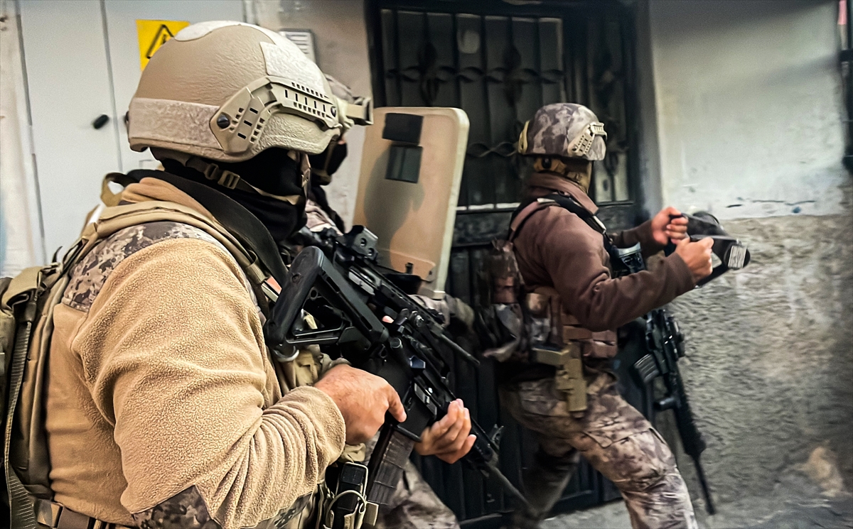 mersinde-15-pkkkck-ypg-suphelisinin-yakalanmasina-yonelik-operasyon-baslatildi-3.jpg