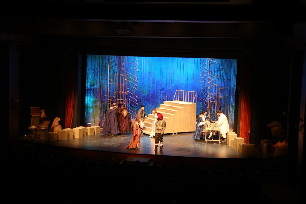 Konya'da Shakespeare'in "Kuru Gürültü" adlı oyunu sahnelendi