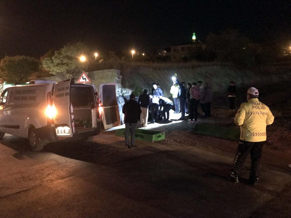 Otomobilin duvara çarptı: 1 ölü, 3 yaralı