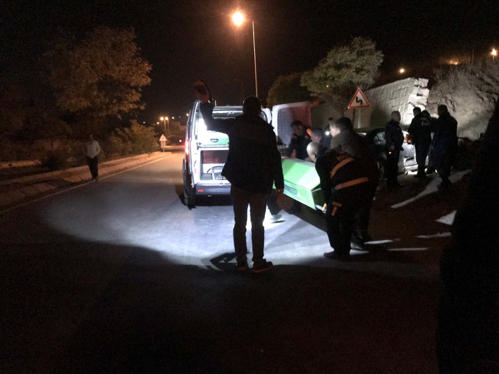 Otomobilin duvara çarptı: 1 ölü, 3 yaralı