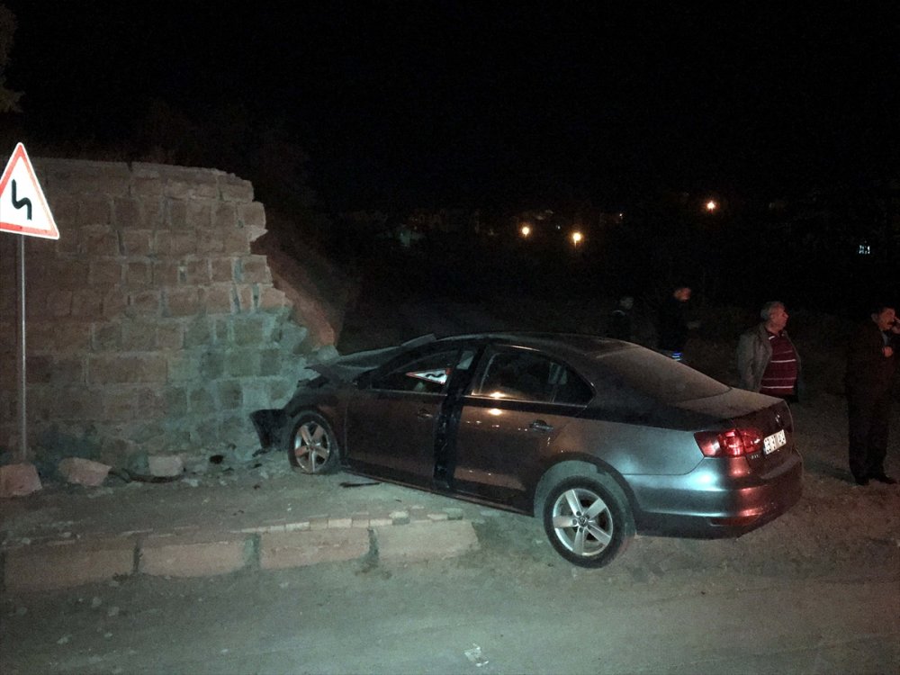 Otomobilin duvara çarptı: 1 ölü, 3 yaralı