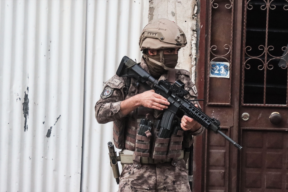 mersinde-200-polisin-katilimiyla-teror-operasyonu-001.jpg