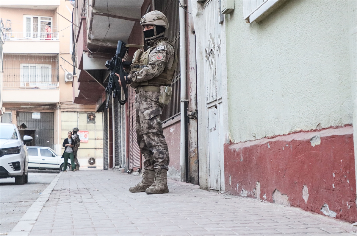 mersinde-200-polisin-katilimiyla-teror-operasyonu-002.jpg