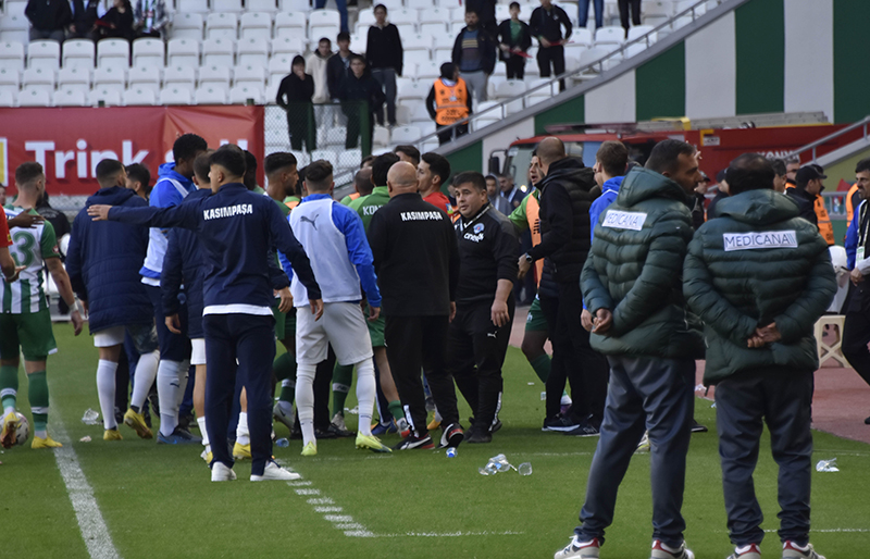 konyaspor-kasimpasa-macinda-buyuk-gerginlik-003.jpg