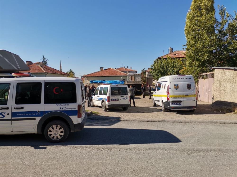 korkunc-olay-otomobilde-biri-kadin-iki-kisinin-cesedi-bulundu-001.jpg