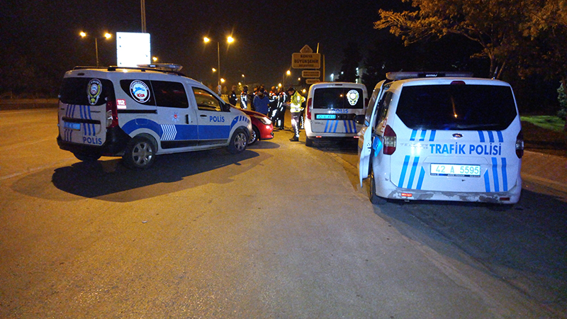 konyada-hareketli-gece-polis-aracina-carparak-durdu.jpg