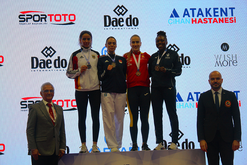 konyadaki-dev-sampiyona-sona-erdi-milli-takimdan-12-madalya-003.jpg