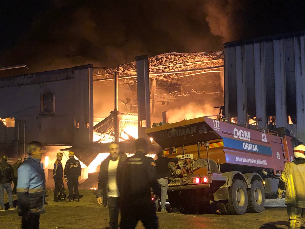 tekstil-fabrikasinda-buyuk-yangin-patlamalar-da-yasaniyor.jpg