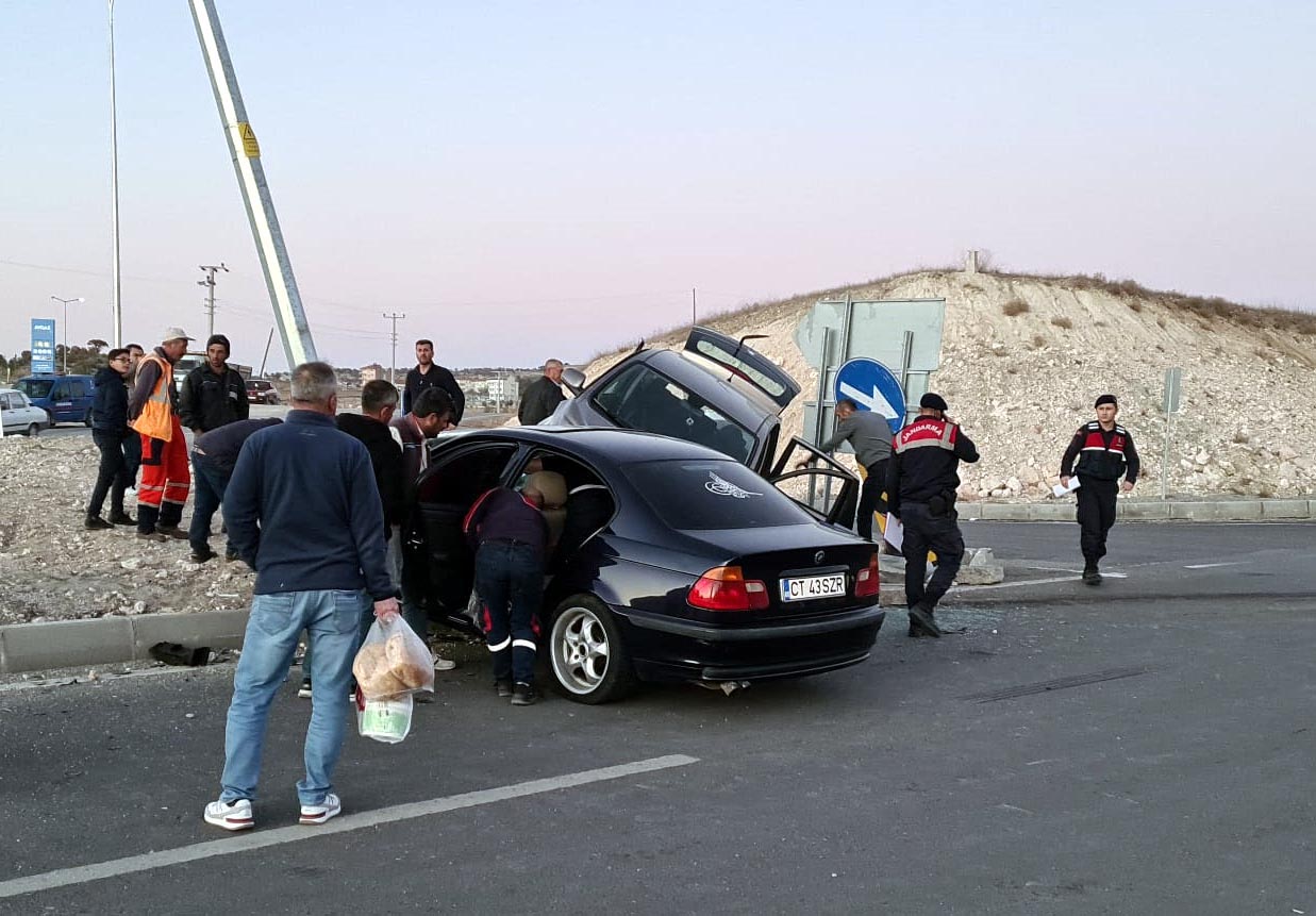 kutahyada-iki-otomobil-carpisti-1-olu-4-yarali.jpg