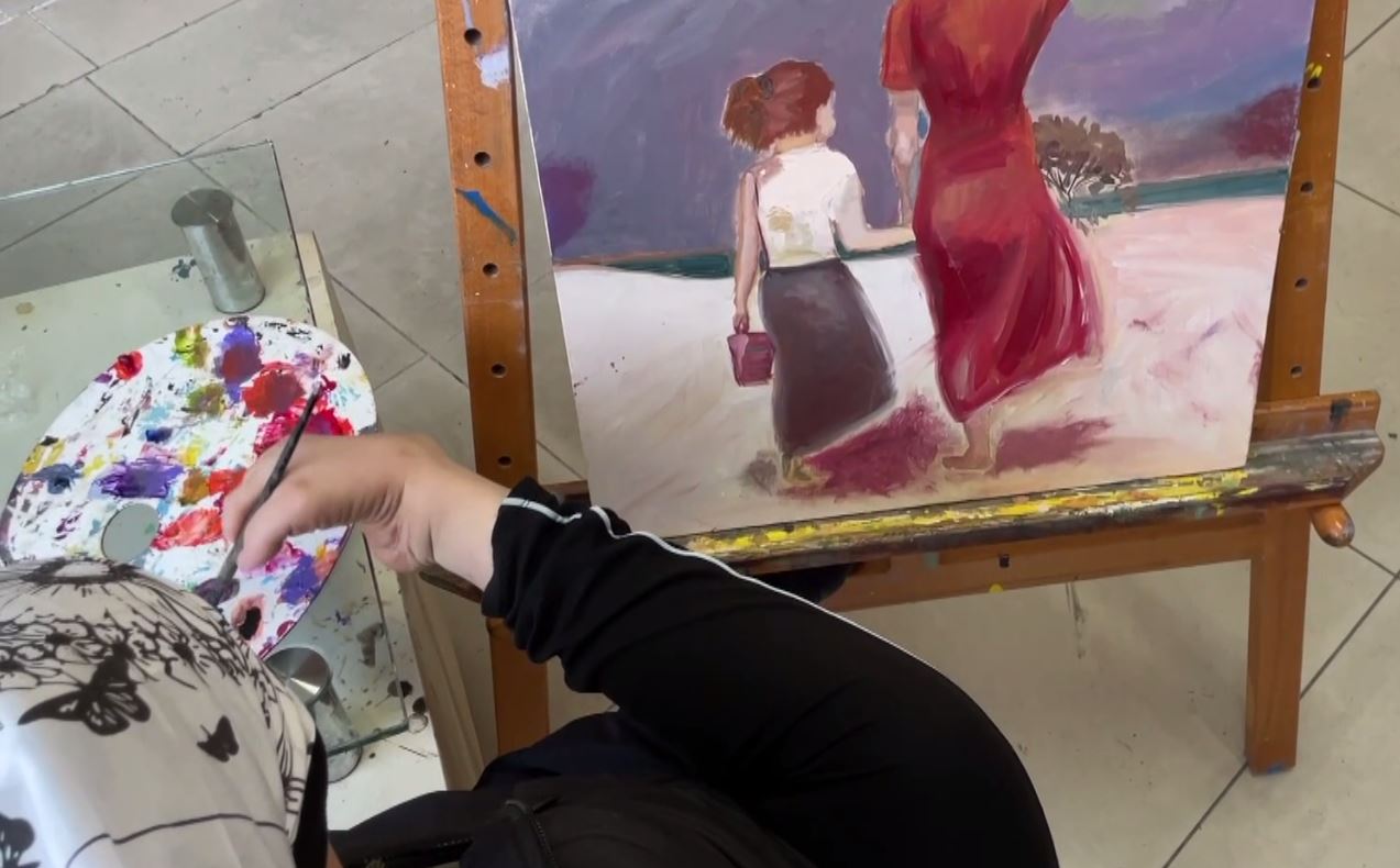hayal-dunyasini-ayaklariyla-resmeden-konyali-ayse-protez-kollarla-resim-cizebilmek-istiyor.jpg