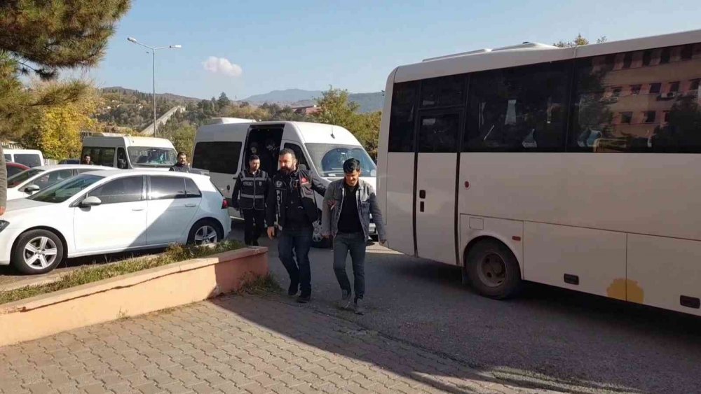 Konya dahil 5 ilde gözaltına alınmışlardı! Mahkumlara uyuşturucu temin eden gardiyanlar adliyede