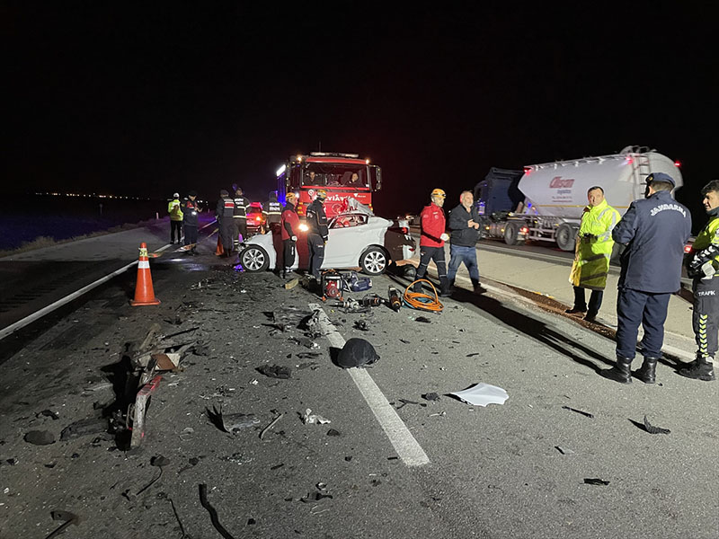 konya-yolunda-kaza-kamyonla-carpisan-otomobilin-surucusu-oldu.jpg