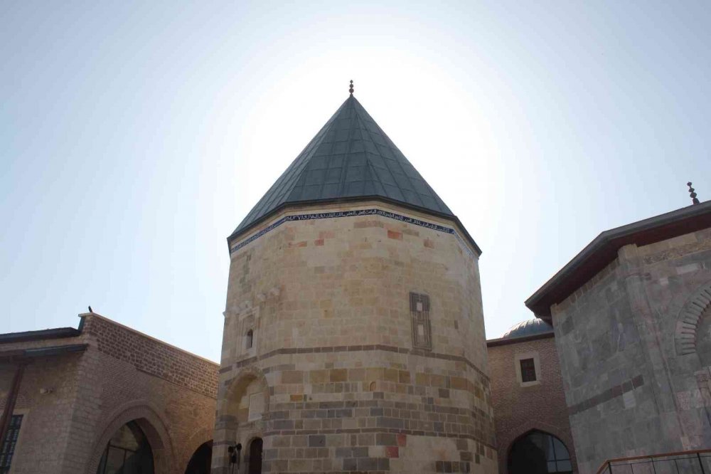 Konya'da Mehmetçik Sultanlar Türbesi’nde saygı nöbeti tutuyor