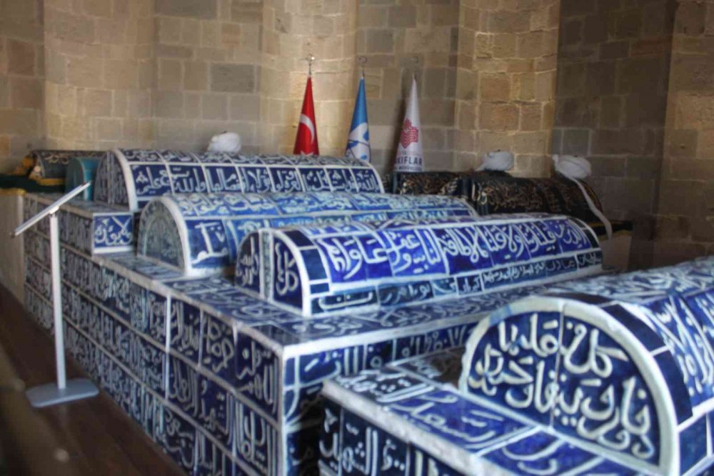 Konya'da Mehmetçik Sultanlar Türbesi’nde saygı nöbeti tutuyor