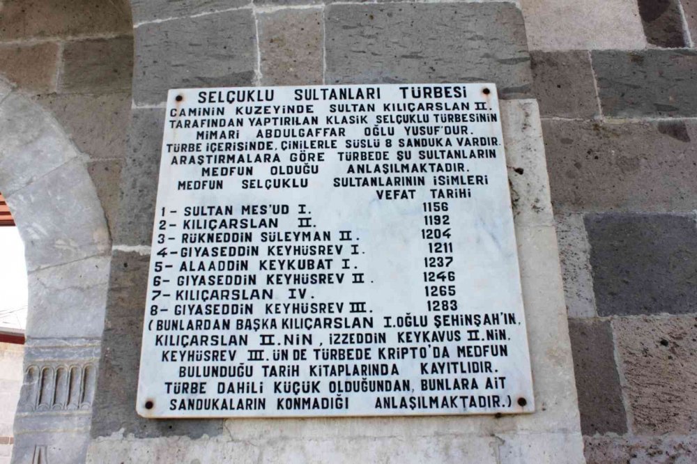 Konya'da Mehmetçik Sultanlar Türbesi’nde saygı nöbeti tutuyor