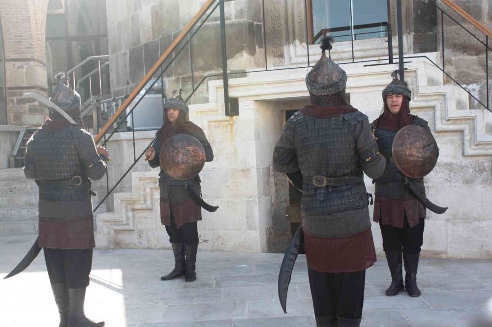 Konya'da Mehmetçik Sultanlar Türbesi’nde saygı nöbeti tutuyor