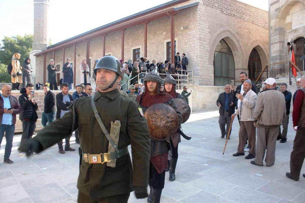 Konya'da Mehmetçik Sultanlar Türbesi’nde saygı nöbeti tutuyor