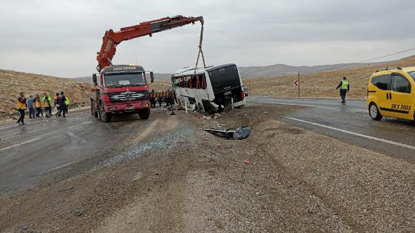 son-dakika-sivasta-otobus-devrildi-cok-sayida-olu-ve-yarali-var-002.jpg