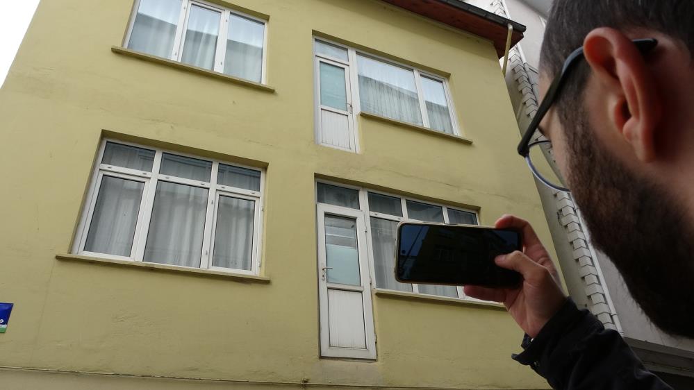orduda-karadeniz-fikrasi-gibi-apartman-gorenleri-saskina-ceviriyor-3-katli-bir-apartmanin-2inci-ve-3uncu-katindaki-evde-balkon-kapilari-var-ama-balkon-yok-gorenler-telefona-sarilip-fotograf-cekiyor.jpg