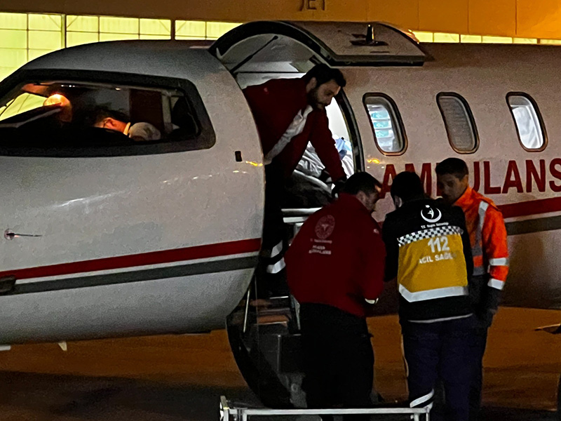 ambulans-ucakla-turkiyeye-getirildiler-hastalardan-birinin-durumu-kritik-001.jpg